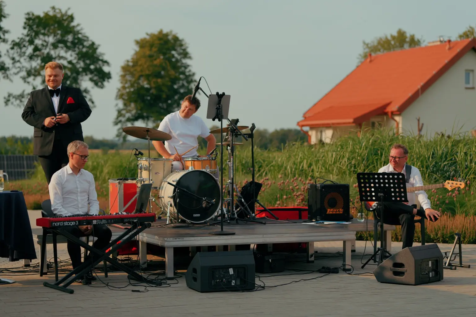Nazar Tatsyshyn z zespołem na scenie