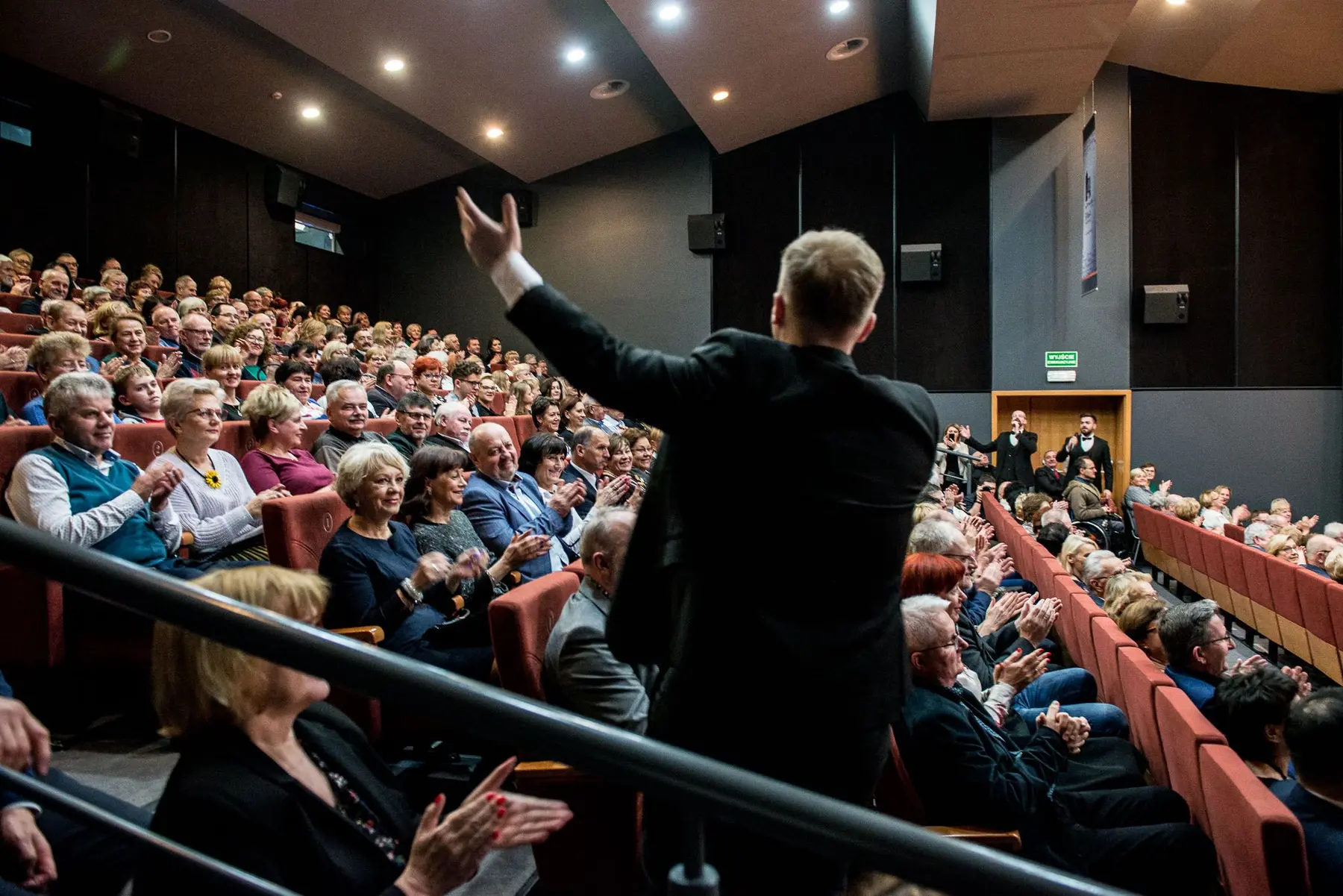 Nazar Tatsyshyn wśród oklaskującej publiczności